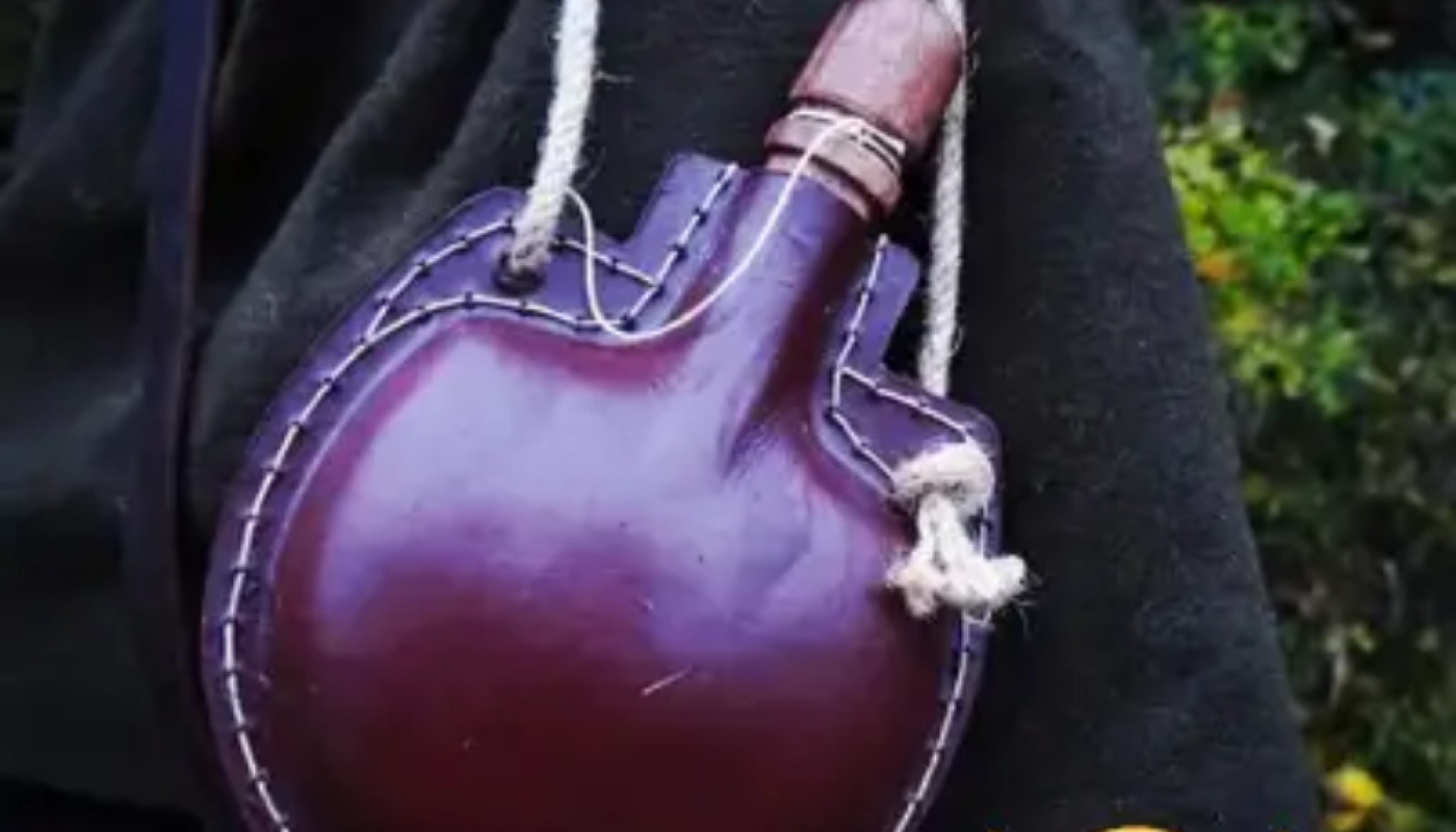 Vous cherchez une gourde en cuir ? Découvrez celle de Through History !